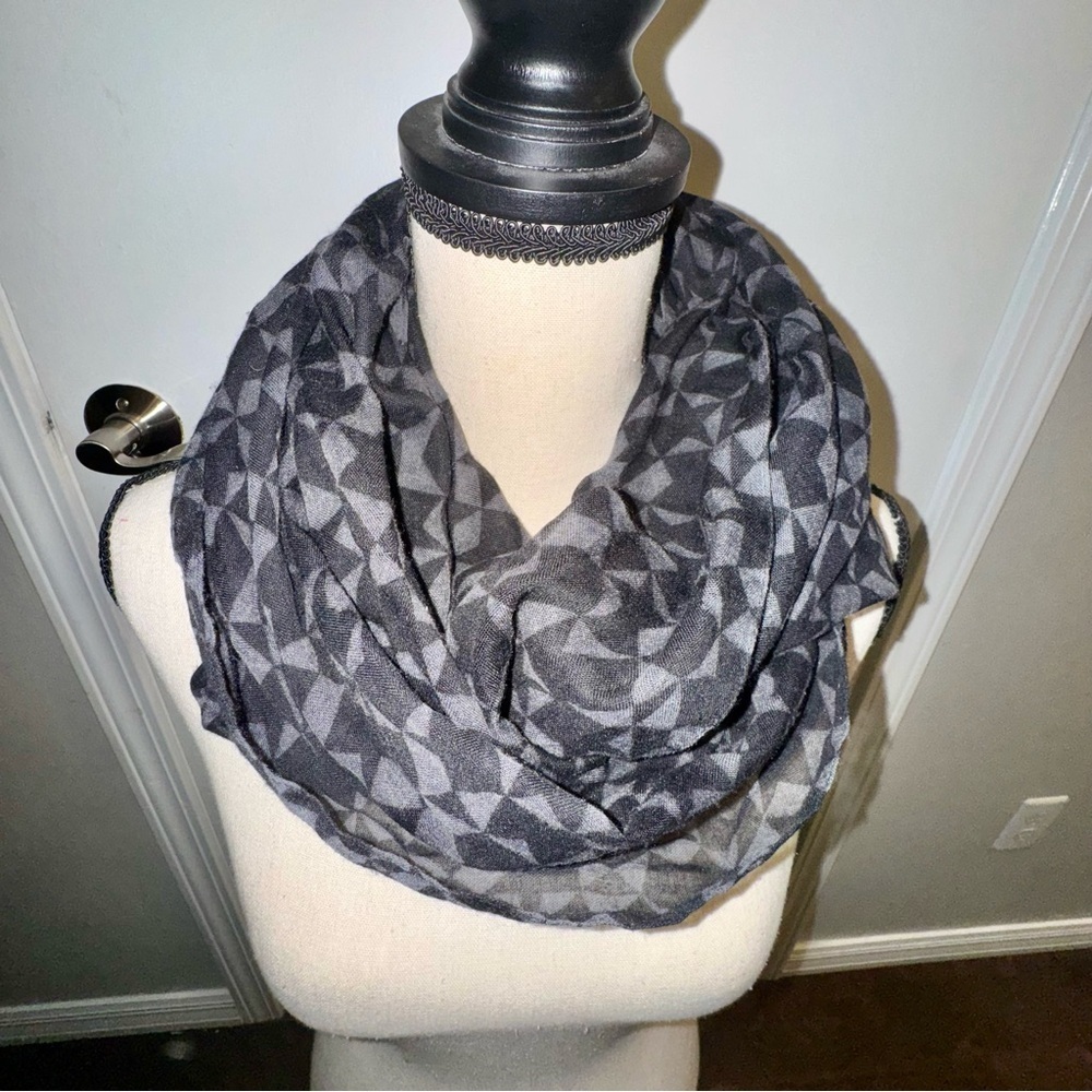 Starbucks Casual Black and Gray Geometric Scarf - Picture 3 of 4